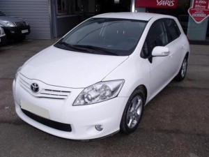 toyota-auris-2013-1